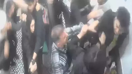 Taksim’de sevgilisini darbeden kişiyi garsonlar tekme tokat dövdü