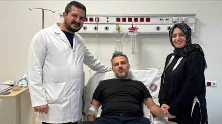 Öğretmenler Gününde kolon kanseri ameliyatı olan öğretmen, sağlığına kavuştu Öğretmenler Gününde kolon kanseri ameliyatı olan öğretmen, sağlığına kavuştu