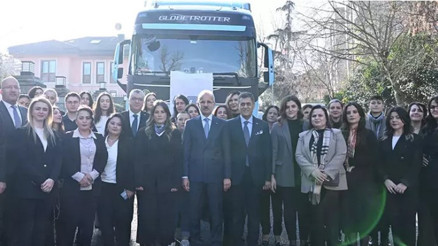 Bakan Uraloğlu, Uluslararası Nakliyeciler Derneği’nde kadın tır şoförleri ile bir araya geldi