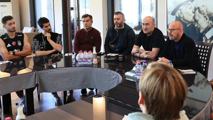 Beşiktaşta yeni başkan Hüseyin Yücelden futbolculara ziyaret