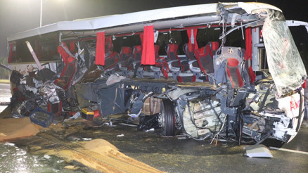 Denizlide feci kaza Yolcu otobüsü TIRa çarptı: 1 ölü, 20 yaralı