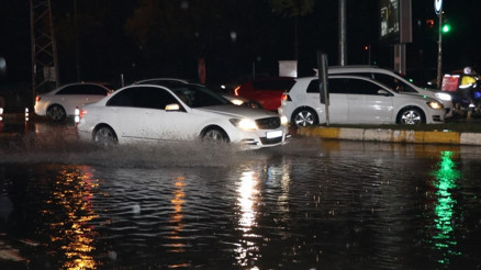 Meteoroloji uyarmıştı Antalyada sağanakta yollar su altında kaldı