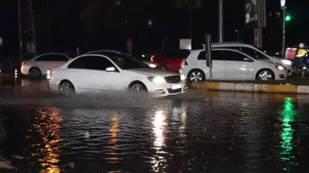 Antalya‘da sağanakta yollar su altında kaldı, elektrik kesintileri yaşandı