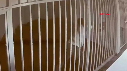 Demir parmaklıkları esnetip nezarethaneden kaçtı O anlar kamerada Demir parmaklıkları esnetip nezarethaneden kaçtı O anlar kamerada