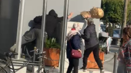 Atatürk büstünü devirdi, tepki gösterenlere Ara polisi cevabını verdi