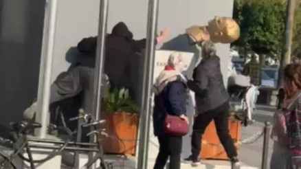 Mersin’de bir kişi Atatürk büstünü iterek düşürdü: O anlar kamerada