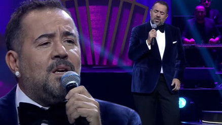 Ata Demirer 50. Pantene Altın Kelebek Ödülleri sahnesinde