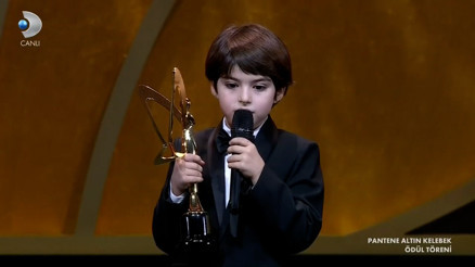 Sarp Kaan Altınçapa ödülünü hayali yarım kalan çocuklara adadı