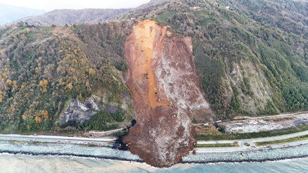 Faciadan dönüldü... Karayolunun 200 metrelik bölümünü yuttu Toprak yığınının yüksekliği 4 metre