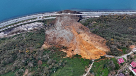 Artvinde Karadeniz Sahil Yolunda çalışmalar devam ediyor