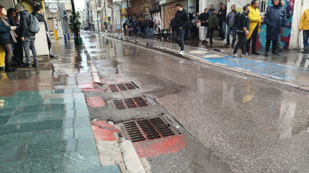 İzmir’de 2 kişinin öldüğü elektrik faciasında keşif için kazı yapıldı İzmir’de 2 kişinin öldüğü elektrik faciasında keşif için kazı yapıldı