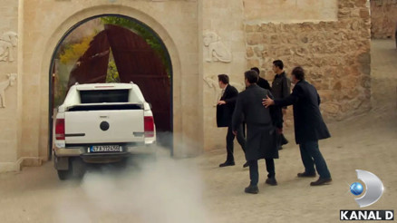 Uzak Şehirin 5. bölümünde neler oldu Oğlunu göremeyince çılgına döndü, her şeyi yıktı geçti