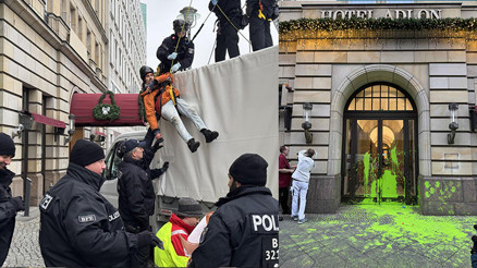 Çevrecilerden ‘Adlon’a yeşil boya