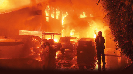 Santa Ana yangını: Malibu alev alev... Ünlülerin evleri de tehlike altında