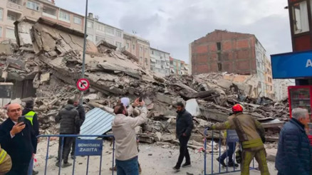 Güngören’de bir bina yıkım çalışması sırasında çöktü