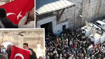 Emevi Camiinde tarihi anlar: Türk bayrağını öpüp Erdoğana teşekkür ettiler... Özgür Suriye halkı Esadın devrilmesinden sonra ilk cuma namazını kıldı