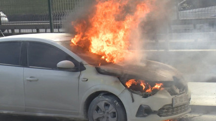 İstanbulda, E-5te otomobil alev alev yandı; trafik durdu İstanbulda, E-5te otomobil alev alev yandı; trafik durdu