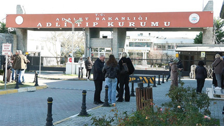 Beylikdüzünde otoparkta tartıştıkları kişinin önünü kesip silahla ateş açtılar: 1 ölü Beylikdüzünde otoparkta tartıştıkları kişinin önünü kesip silahla ateş açtılar: 1 ölü