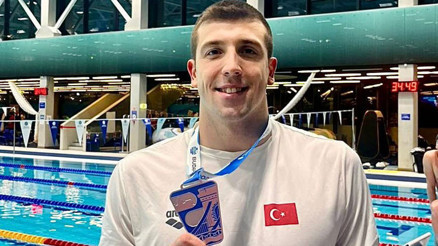 Emre Sakçıdan tarihi başarı