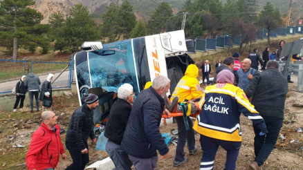 Isparta Eğirdirde yolcu otobüsü devrildi 1 can kaybı, 18 yaralı