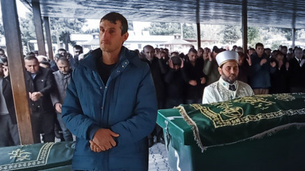 Faciadan kurtulan baba, taburcu olduktan sonra eşi ve 3 çocuğunun cenazesine katıldı... Acılı adam ayakta güçlükle durdu Faciadan kurtulan baba, taburcu olduktan sonra eşi ve 3 çocuğunun cenazesine katıldı... Acılı adam ayakta güçlükle durdu