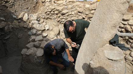 Boncuklu Tarlada bir ilk 12 bin yıllık 2 metre boyunda işlenmiş taş blok bulundu