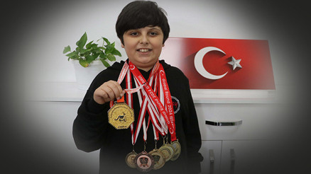 10 yaşındaki Türk matematikte dünya birincisi oldu Geceleri uyurken masal yerine matematik soruları sordururdu 10 yaşındaki Türk matematikte dünya birincisi oldu Geceleri uyurken masal yerine matematik soruları sordururdu