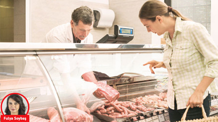 Sucukta domuz kıymada sakatat Onu yeme bunu yeme... Peki biz ne yiyeceğiz