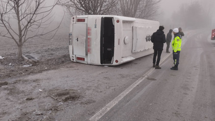 Boluda işçileri taşıyan minibüs, sis ve buzla kaplı yolda kayarak devrildi: 9 yaralı