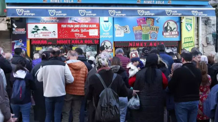 Dağıtım garantili 600 milyon liralık rekor ikramiye için Eminönü’nde yoğunluk