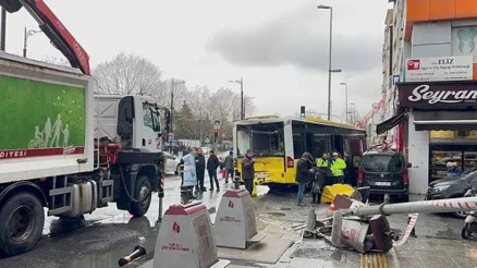 Fatih’te İETT otobüsü 4 araca çarptı