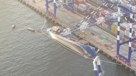 İstanbulda konteyner gemisi yan yattı: Personel tahliye edildi
