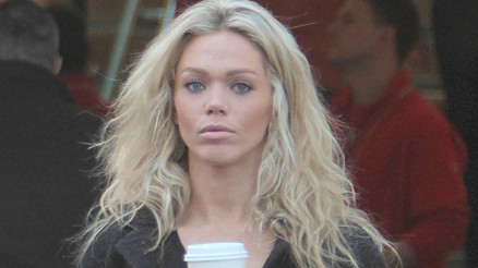 Hayat aşkını, güzelliğini, mesleğini teker teker elinden aldı... Epeydir sokaklarda bir başına... Bu halinden eser kalmadı Hayat aşkını, güzelliğini, mesleğini teker teker elinden aldı... Epeydir sokaklarda bir başına... Bu halinden eser kalmadı