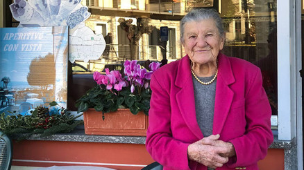 Tam tamına 100 yaşında ve hâlâ 66 yıl önce kurduğu işinin başında: Tatil, bayram demeden günde 12 saat çalışıyor Uzun ömürlü olmasının sırrını paylaştı Tam tamına 100 yaşında ve hâlâ 66 yıl önce kurduğu işinin başında: Tatil, bayram demeden günde 12 saat çalışıyor Uzun ömürlü olmasının sırrını paylaştı