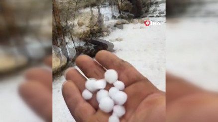 Antalya’da sağanak yağmur sonrası dolu yağdı