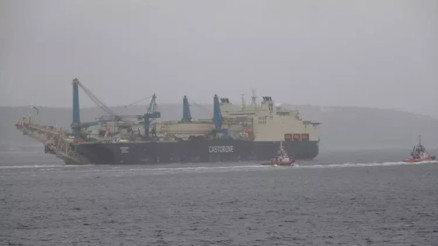 Doğal gaz boru serim işlemi yapacak gemi, Çanakkale Boğazı’ndan geçti