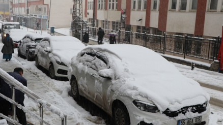 Hakkari’de kar yağışı: Araçlar kar altında kaldı, taşımalı eğitime ara verildi