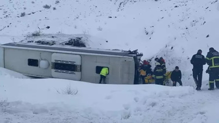Erzincan’da yolcu otobüsü şarampole devrildi