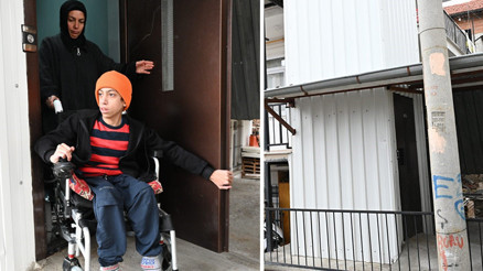 16 yıldır engelli oğlunu sırtında taşıyan anne için belediye harekete geçti 16 yıldır engelli oğlunu sırtında taşıyan anne için belediye harekete geçti