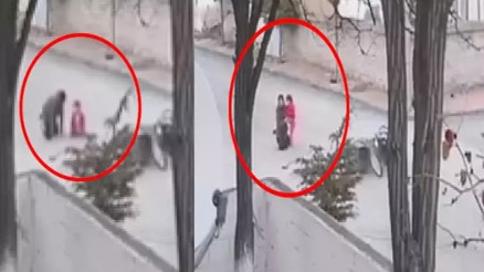 Kazada yola savrulan yaralı baba-kız birbirine sarıldı