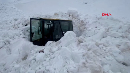 Şırnak’ta iş makinesi çalışırken üzerine çığ düştü O anlar kamerada