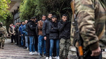 SON DAKİKA: Suriyede silahlarını teslim etmeyen Esad rejimi askerlerine operasyon SON DAKİKA: Suriyede silahlarını teslim etmeyen Esad rejimi askerlerine operasyon