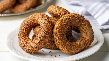 KANDİL SİMİDİ TARİFİ (SUSAMLI, MAHLEPLİ) || Pastane usulü kandil simidi nasıl yapılır, malzemeleri neler