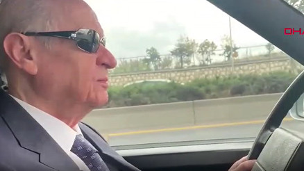 MHP lideri Bahçeli, klasik otomobilinde Ferdi Tayfur dinleyip Ankara sokaklarını gezdi
