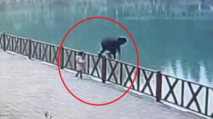 Fotoğraf çektirirken göle düştü Korku dolu anlar kamerada