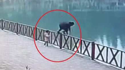Fotoğraf için poz verirken göle düşen çocuğu babasının kurtardığı anlar kamerada