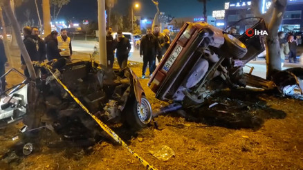 Adanada otomobil ikiye bölündü: 2 ölü