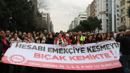 İzmir Büyükşehir Belediyesinde maaşları kesintiye uğrayan işçilerden eylem İzmir Büyükşehir Belediyesinde maaşları kesintiye uğrayan işçilerden eylem