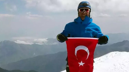Yıpranan bayrağı değiştirmek için gittiği dağda ölü bulundu