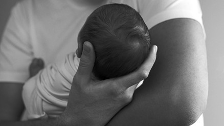 Bebeğini kurtarmak için 911i aradı, sonra çocukları elinden alındı Anne ve baba şimdi istismar suçu ile yargılanıyorlar